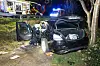 Ein Polizist begutachtet den Mercedes, mit dem der Mann die Kontrolle verlor.