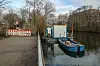 Der Ponton auf dem Isebekkanal. Im Vordergrund ein Kahn