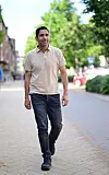 Vahid Hashemian läuft in Hamburg eine Straße entlang