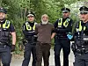 Der mutmaßliche Täter wird von Polizisten abgeführt.