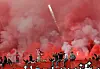 Fans des 1. FC Köln zünden Pyrotechnik im Derby gegen Borussia Mönchengladbach