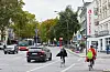 Radfahrer und Autos überqueren die Kreuzung Osterstraße/Schulweg in Eimsbüttel.