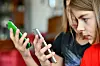 Zwei Mädchen mit Smartphones