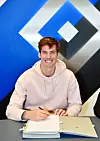 Maximilian Rohr unterschreibt seinen neuen HSV-Vertrag