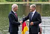 Hamburgs Bürgermeister Peter Tschentscher (SPD) und der heutige Bundeskanzler Olaf Scholz (SPD) in Hamburg (Archivbild von 2018).