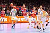 Casper Mortensen wirft einen Ball.