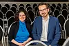 Links Sandra Kiefer, rechts Lars Ceglecki, sie sitzen auf Stühlen im Opernloft