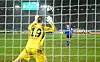 Die Entscheidung in Bielefeld: HSV-Keeper Matheo Raab (l.) pariert den Strafstoß von Marius Wörl.