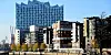 Wohnungen am Grasbrookhafen, im Hintergrund die Elbphilharmonie.