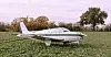 Das am Samstag notgelandete Privatflugzeug steht in einem Rapsfeld bei Mechow.