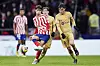 Joao Felix im Zweikampf im Pedri beim Spiel von Atletico Madrid gegen FC Barcelona.