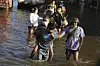 Überschwemmungen in Thailand: Anwohner waten durch Hochwasser in der Provinz Chaiyaphum nordöstlich von Bangkok.