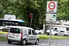 Ein Auto steht am 08.07.2016 in Hannover (Niedersachsen) an einer Ampel hinter einem Schild mit der Aufschrift 'Umweltzone'.
