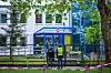 Polizeibeamte vor dem mit Farbe beschmierten Konsulat.
