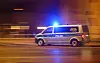 Ein Polizeiwagen mit Blaulicht fährt am Silvesterabend durch die Innenstadt zu einem Einsatz.