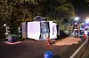 Rettungskräfte bergen den Kleintransporter, mit dem zwei Personen bei Großenaspe verunglückt sind.