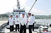 Diese von der staatlichen nordkoreanischen Nachrichtenagentur KCNA zur Verfügung gestellte undatierte Aufnahme soll nach Angaben von KCNA Kim Jong Un (M) bei einem Besuch einer Marine-Einheit und dem Test zum Abschuss von Marschflugkörpern zeigen.