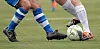 Zwei Fußballer kämpfen um den Ball