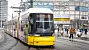 Eine Straßenbahn auf dem Alexanderplatz – am Freitagabend hat ein Fahrer ein Taxi gerammt. (Symbolbild)