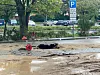 Durch die Unterspülung brach das Auto durch den Boden.