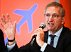 Flughafen-Chef Michael Eggenschwiler mit einem Mikrofon in der Hand (Archivbild).