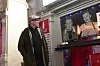 Elbschlosskeller: Der Fotograf Andreas Muhme schaut seine Werke an.