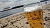 Schmeckt nicht nur bei Sonnenschein: Ein Bier am Elbstrand. Lagern sollte man das kühle Blonde allerdings deutlich lichtärmer.