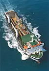1990 wird die „Schaarhörn“ im Laderaum des Dockschiffes „Condock III“ nach Hamburg transportiert. Eine Heimreise auf eigenem Kiel wäre für den altersmüden Dampfer nicht mehr in Frage gekommen.