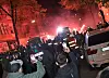 Teilnehmer einer verbotenen Pro-Palästina-Demonstration in der Nähe der Sonnenallee in Berlin zünden Pyrotechnik.