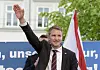 Björn Höcke, mit erhobenem rechten Arm