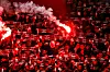 Fans der PSV Eindhoven zünden Pyrotechnik im Gästeblock.