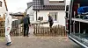 Bestatter tragen eine der dfrei Leichen aus dem Haus.