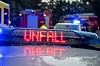 Ein Polizeiwagen mit der Leuchtschrift „Unfall“.