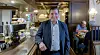 Axel Strehl lächelnd in seinem Restaurant stehend
