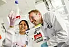 Bei „Bluu Seafood“: Sebastian Rakers und Ying Ying Lang arbeiten an Fischstäbchen, die im Labor aus Zellen von Fischen gezüchtet werden.