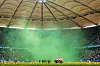 Grüner Rauch weht durch das Volksparkstadion