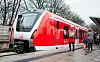Eine S-Bahn steht in Hamburg an einem Bahnsteig.