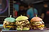 Blau, Grün und Rot: Bunte Burger gibt es bei „Bun Voyage“ in der Hamburger Meile.