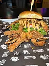 Einen Burger mit panierter und frittierter Softshell-Krabbe gibt es im „Underdocks“.