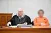 Der 46-jährige Angeklagte sitzt vor Prozessbeginn mit seinem Anwalt im Gerichtssaal.