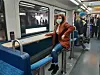 MOPO-Reporterin Annalena Barnickel im neu umgebauten Waggon der S21 bei der Probefahrt im Herbst 2021 nach Bergedorf – der Zug fährt dabei ganz von allein.