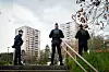 Polizisten stehen vor einem Hochhauskomplex in Dijon.
