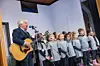 Wo kein Gehweg ist, da gehe ich links. Seit Jahrzehnten prägen die Lieder von Rolf Zuckowski die Kindheit zahlreicher Kinder.