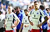 Silvan Hefti, Immanuel Pherai und Davie Selke stehen enttäuscht vor den HSV-Fans