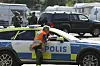 Polizisten nehmen Stellung vor einem Gefängnis ein.
