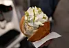 Ein „Eis-Burger': Eis mit Sahne in einem Brioche
