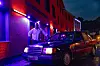 Mann steht an einem alten Mercedes in Abendstimmung