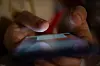 Ein Smartphone wird gehalten.