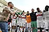 Die Stuttgart-Profis feiern den Sieg mit ihren Fans.