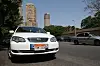Ein Taxi mit einem alten deutschen Kennzeichen unter einem ägyptischen Kennzeichen.